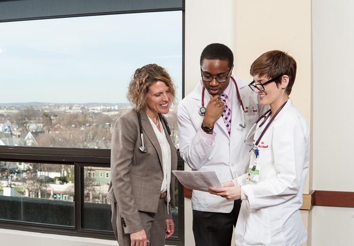 Harvard Medical School students confer with Dr. Jennifer Rhodes-Kropf